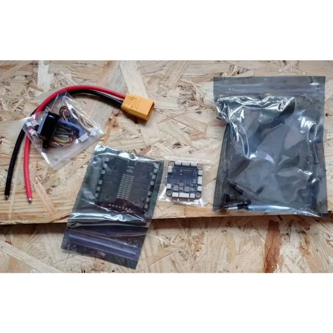 dron-fpv_kontroler-polotu-axisflying-uflightrc-ft722-80a-f722-stack_04