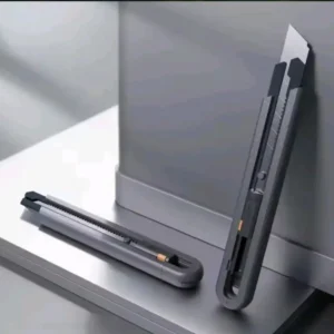 Універсальний ніж зі змінними лезами та вбудованим відсіком